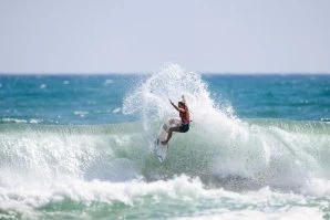 Kika "Furacão" Veselko avança para os quartos de final do US Open of Surfing