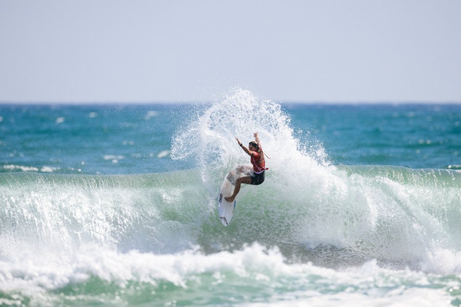 Kika "Furacão" Veselko avança para os quartos de final do US Open of Surfing
