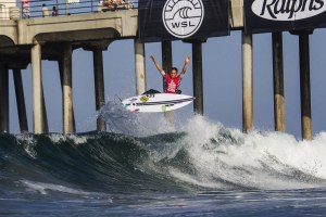 A australiana Sally Fitzgibbons é umas das atletas que tenta a manutenção na ronda 4.