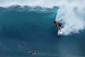 Chama-se Mikey Wright e surfa assim