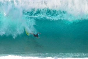 Jamie O'Brien numa surfada "psycho" em Pipeline