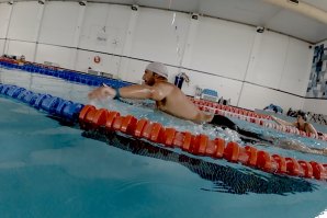 Exercicio de remada em apneia com Prancha de Surf