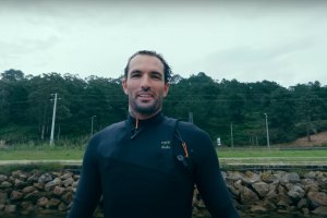 Frederico Morais veste o colete insuflável e enfrenta as ondas gigantes da Nazaré pela primeira vez