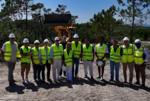 Paulo Pescas, um dos mentores do projecto, ao lado esquerdo, junto alguns investidores, juntamente com diversas personalidades do Surf Português
