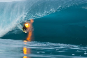 Jamie O’Brien surfa Teahupo’o em chamas!