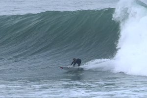Big walls na Ericeira: um raro cruzamento entre Haleiwa e Sunset Beach, em versão atlântica.
