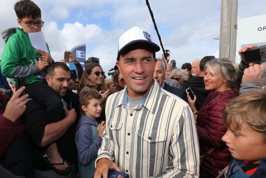 Em 9, de Outubro de 2019, Kelly Slater rodeado de fãs após deixar a sua pegada na Anglet Surf Avenue, em França. / Foto por Bob Edme