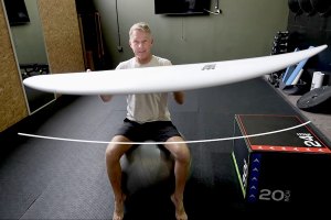 Clayton Nienaber, lançou um novo episódio dedicado a um dos pilares do surf moderno