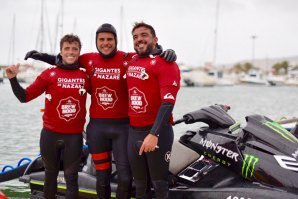 Nic, Sérgio e Koxa, uma das equipas presente na Nazaré. 