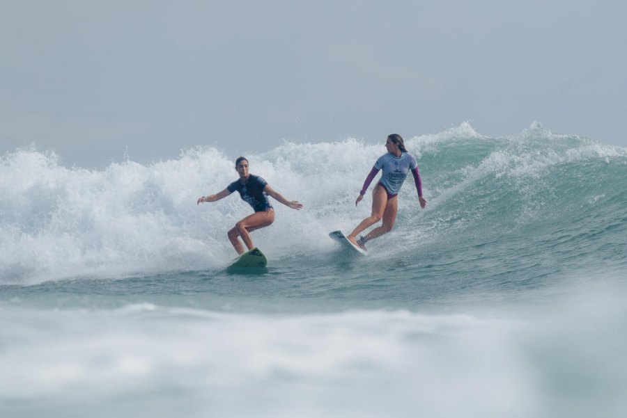 Fotos: Mafalda Lopes faz uma interferência de prioridade à sua adversária no seu heat da ronda 1(Créditos: WSL)