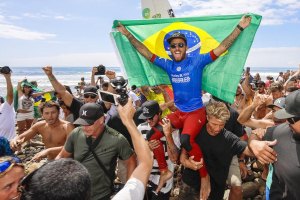 Filipe Toledo venceu na Califórnia segunda CT do ano.