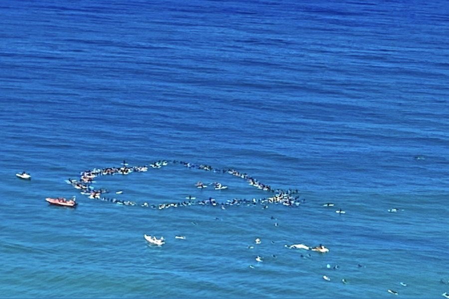 Centenas de pessoas despedem-se de Arran Strong num emocionante paddle out em Ribeira d'Ilhas