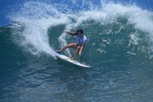 A peruana Sofia Mulanovich, antiga campeã mundial, é uma das estrelas presentes.