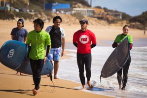 Mauro Ferrão aqui de vermelho foi um dos surfistas que garantiu o resgate das duas Turistas Inglesas