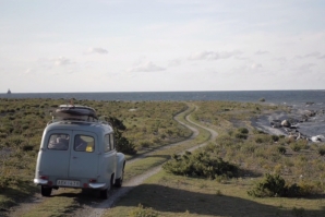 SURFISTA SUECO CAÇA ONDAS NUM VEÍCULO MOVIDO A COMBUSTÍVEL BIOLÓGICO