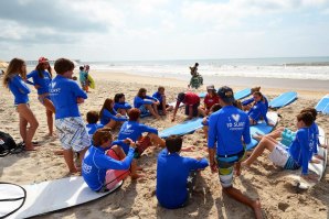 Deco conclui que &quot;negócio descontrolado&quot; do surf exige intervenção e fiscalização