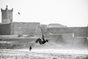 SURFISTAS NÃO DESISTEM DE CARCAVELOS