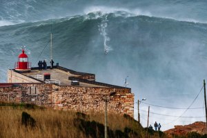 Fotografia da &quot;100-Foot Wave&quot; de Tó Mané é distinguida pelo &#039;The Guardian&#039; por ter redefinido o desporto