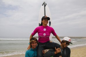 Teresa levada a braços por Kanoa Igarashi e Salvador Couto. Click by WSL/Levin