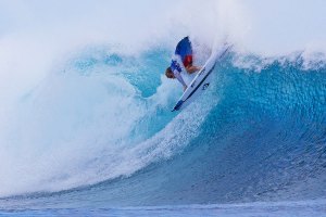 Stu Kennedy venceu Adriano de Souza na última bateria e mantém-se em prova.