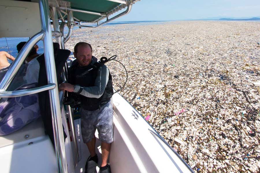 Vergonhoso. Um autêntico mar de lixo no Mar das Caraíbas.