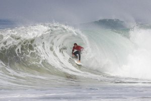Frederico Morais a lidar com os "closeouts" de Hossegor.