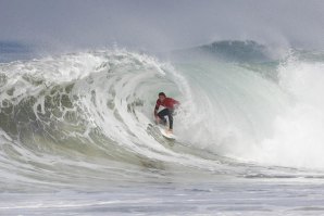 Frederico Morais a lidar com os &quot;closeouts&quot; de Hossegor. 