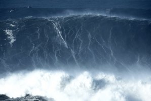 Um autêntico torpedo oceânico surfado por Benjamin Sanchis.