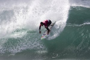 Adriano de Souza na onda que valeu a nota do dia no 2º dia de prova.