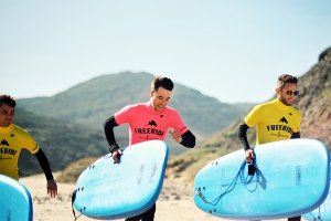 Pilotos internacionais de automobilismo aventuram-se a surfar no Algarve