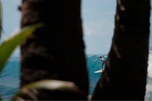 O que darias por um lineup vazio e perfeito em Nipussi nas Mentawai?