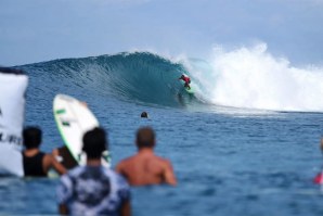 Dede Suryana a cruzar um cilindro num dos mais empolgantes eventos de sempre, o Mentawai Rip Curl.