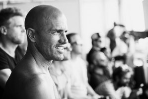 Kelly Slater recupera ainda da lesão ao pé.