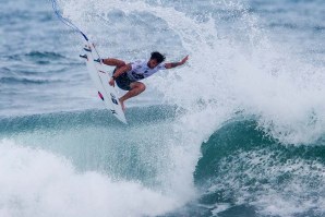 Alejo Muniz disputa qualificação com John John quando a prova retomar.