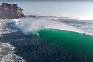 Há uma esquerda tubular que está a quebrar próxima da falésia do Forte de São Miguel Arcanjo, na Praia do Norte