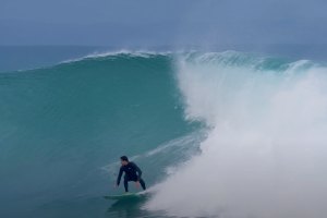 Free Surf de luxo: Ethan, Jordy, Lakey e Yago aquecem motores no line-up perfeito de J-Bay
