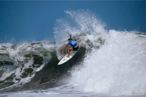 Brisa Hennessy (CRC) protagonizou a melhor performance do dia inaugural, com uma excelente nota de 8.50 na Ronda 1. / Créditos: WSL - Aaron Hughes