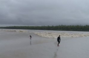 &quot;PATO&quot; LEVITA NAS ONDAS DE POROROCA