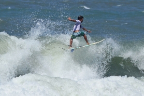 SURFISTA BRASILEIRO SALVA VIDA EM PLENA COMPETIÇÃO
