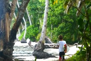 JOVEM PORTUGUÊS DE 09 ANOS DE IDADE A SURFAR NAS MENTAWAI