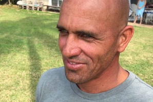 Kelly Slater voltou ao papel de nadador salvador. 