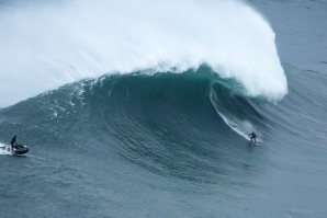 ONDAS PERFEITAS PARA OS PRÓXIMOS DIAS; TUDO A POSTOS NA PRAIA DO NORTE