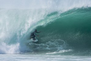 João de Macedo a cruzar os cilindros dos Supertubos, em Peniche. 