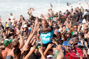 KELLY SLATER VENCE PIPE E ESTÁ DE VOLTA NO PRÓXIMO ANO!