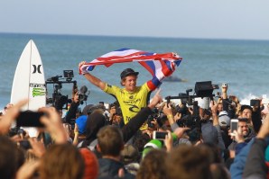 A bandeira do Havai de volta ao topo do mundial de surf