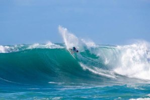 NOTA 10 PERFEITA EM CONDIÇÕES PESADAS MARCAM O PRIMEIRO DIA DO VANS PRO