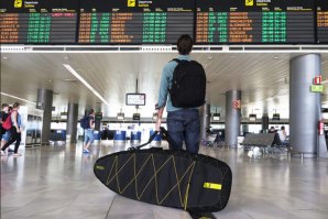 United Airlines elimina taxas para transporte de pranchas de surf 