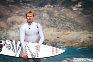 Kolohe Andino tem andado pelas praias da Linha enquanto não arranca a prova