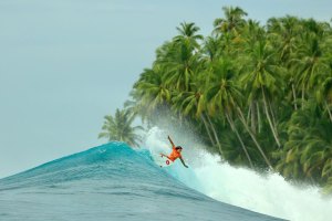Um olhar exclusivo sob a surf trip de Kika Veselko, algures no Oceano Índico