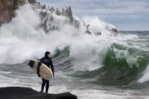 Ben Gravy Encontra Ondas num Lago Enquanto o Oceano Estava Flat